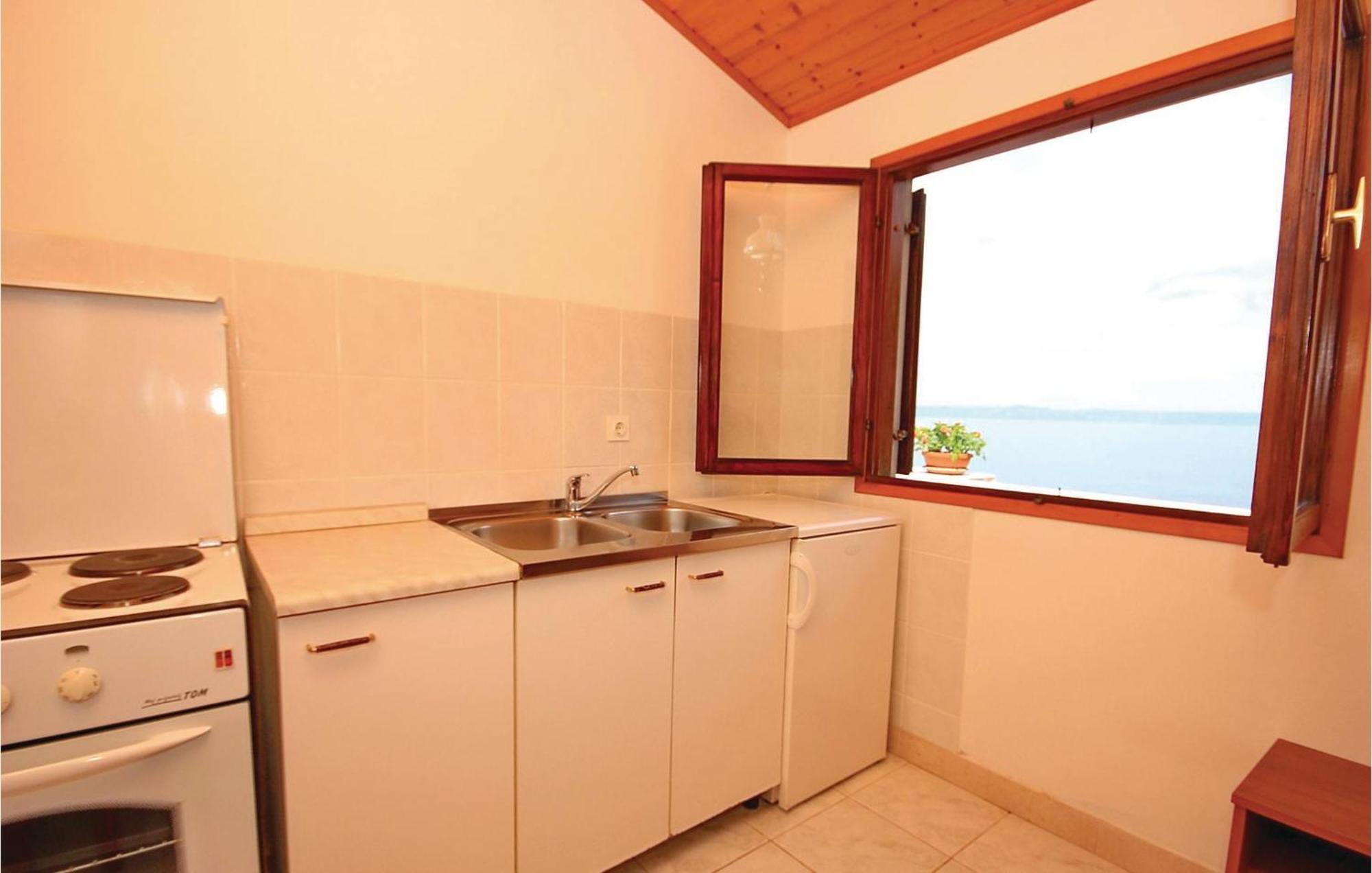 Gorgeous Apartment In Prigradica With Kitchen Екстериор снимка